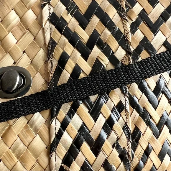 Ruth Smith / Handwoven Straw Clutch / Staniel Cay, Bahamas - Picture 8 of 8